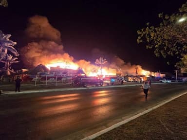 ImagenSe incendian 12 palapas en malecón de Campeche