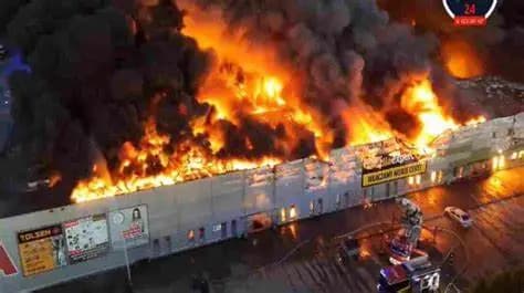 Incendio destruye centro comercial