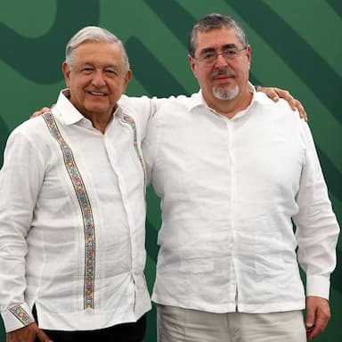 ImagenSe reúne AMLO con presidente de Guatemala