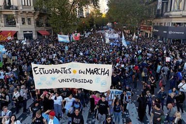 ImagenSe rebelan universitarios contra Milei en Argentina.