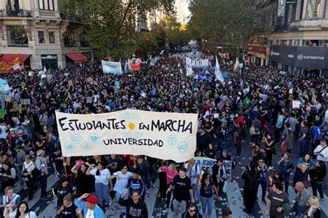 Se rebelan universitarios contra Milei en Argentina.