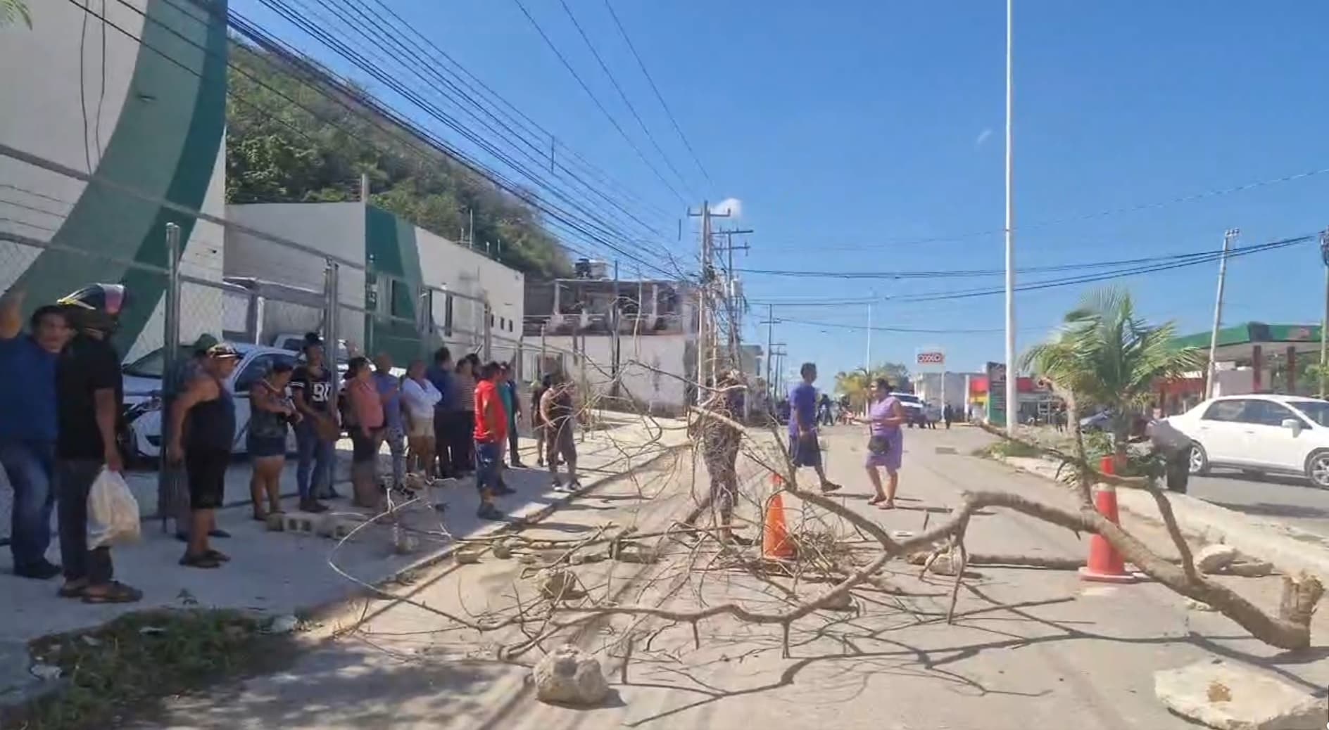 Bloquean calles pobladores de Lerma Campeche