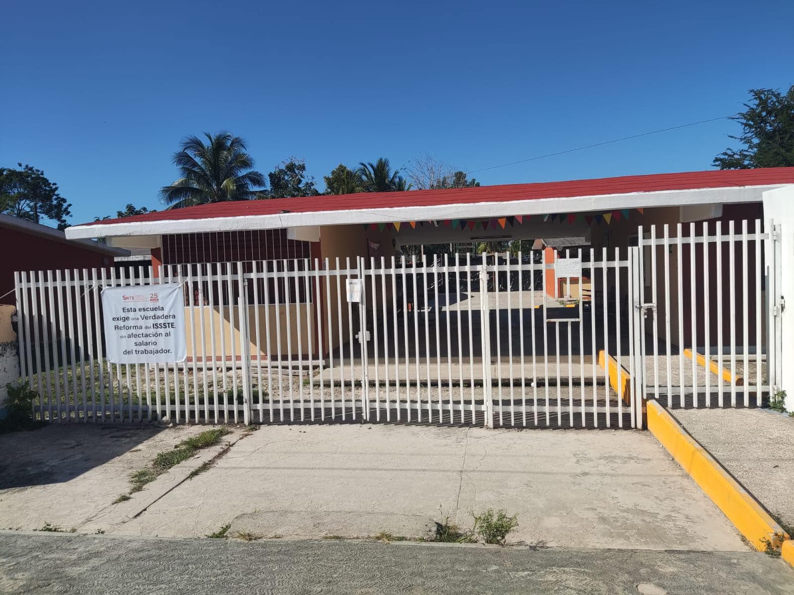 Maestros sigue sin dar clases en QRoo. mantienen el paro