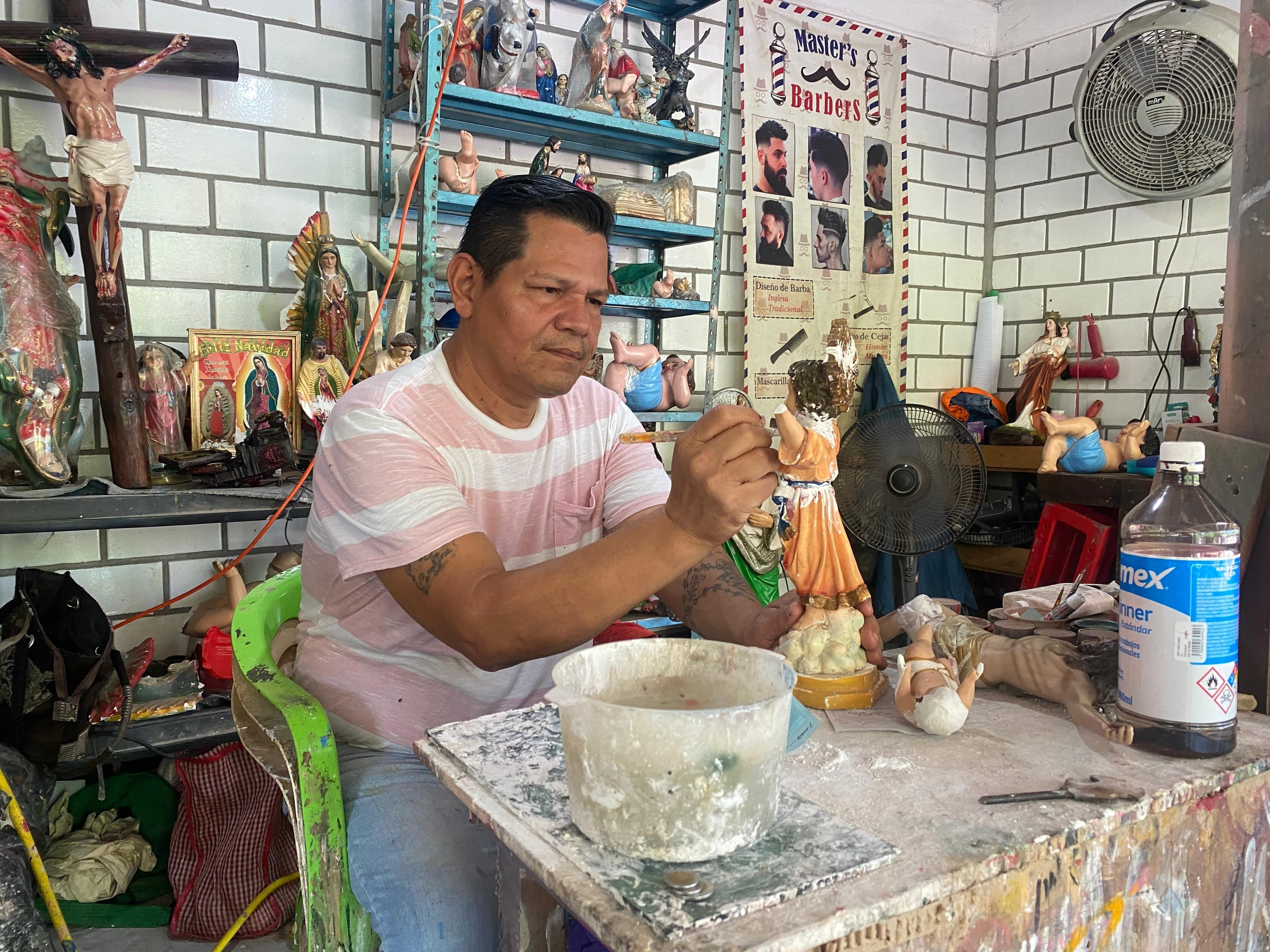 Conservan tradición de restaurar imágenes religiosas