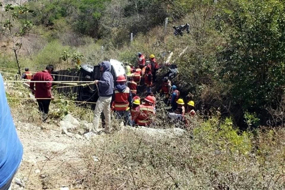 Mueren 11 en volcadura de autobús en Oaxaca