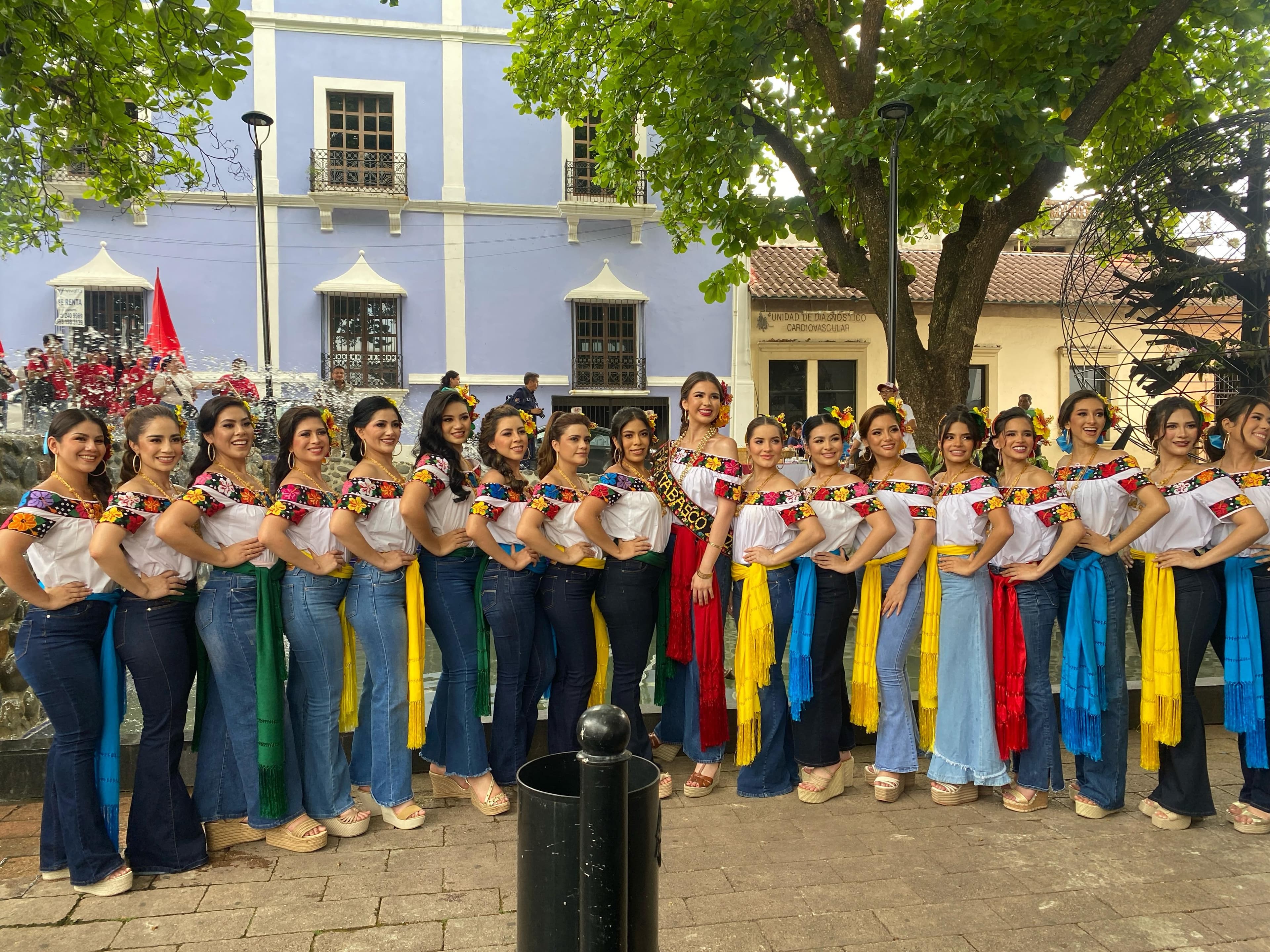 Embajadoras llenan de magia y alegría la Zona Luz 