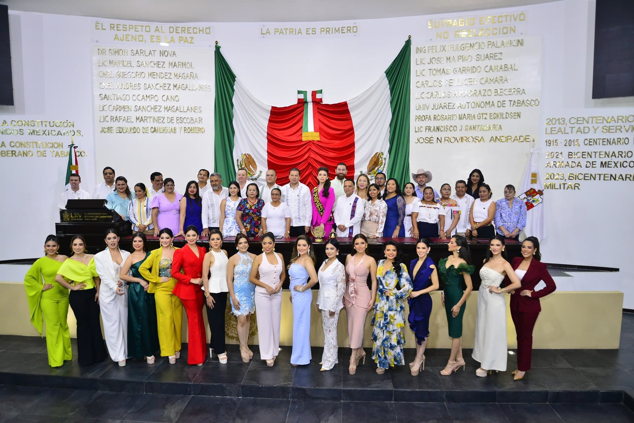 Embajadoras dan ejemplo de clase y elegancia a diputados locales 