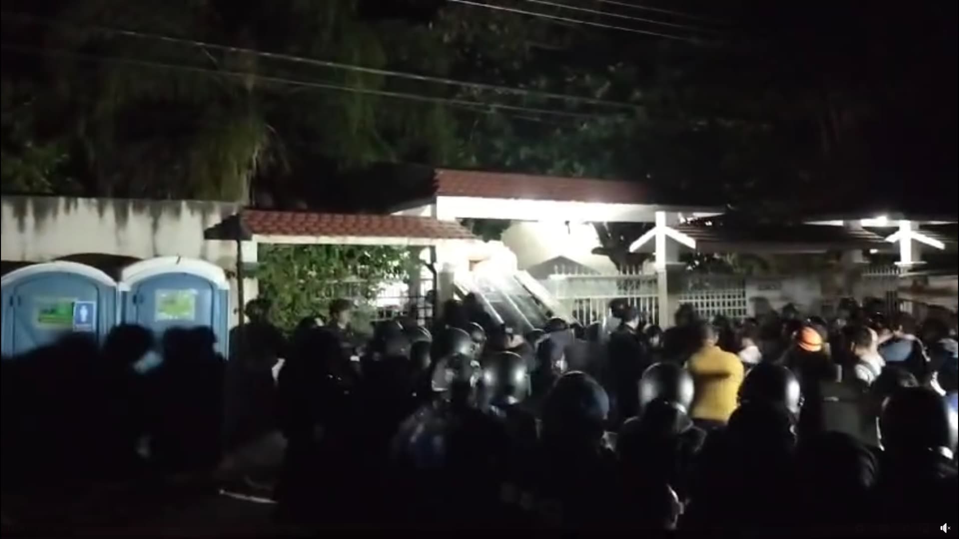 Presuntos perredistas protestan contra candidata electa