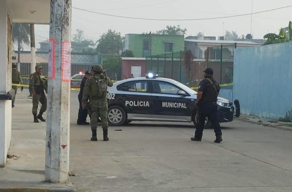 Decapitan y tiran tres cuerpos en jardín de niños de Macuspana