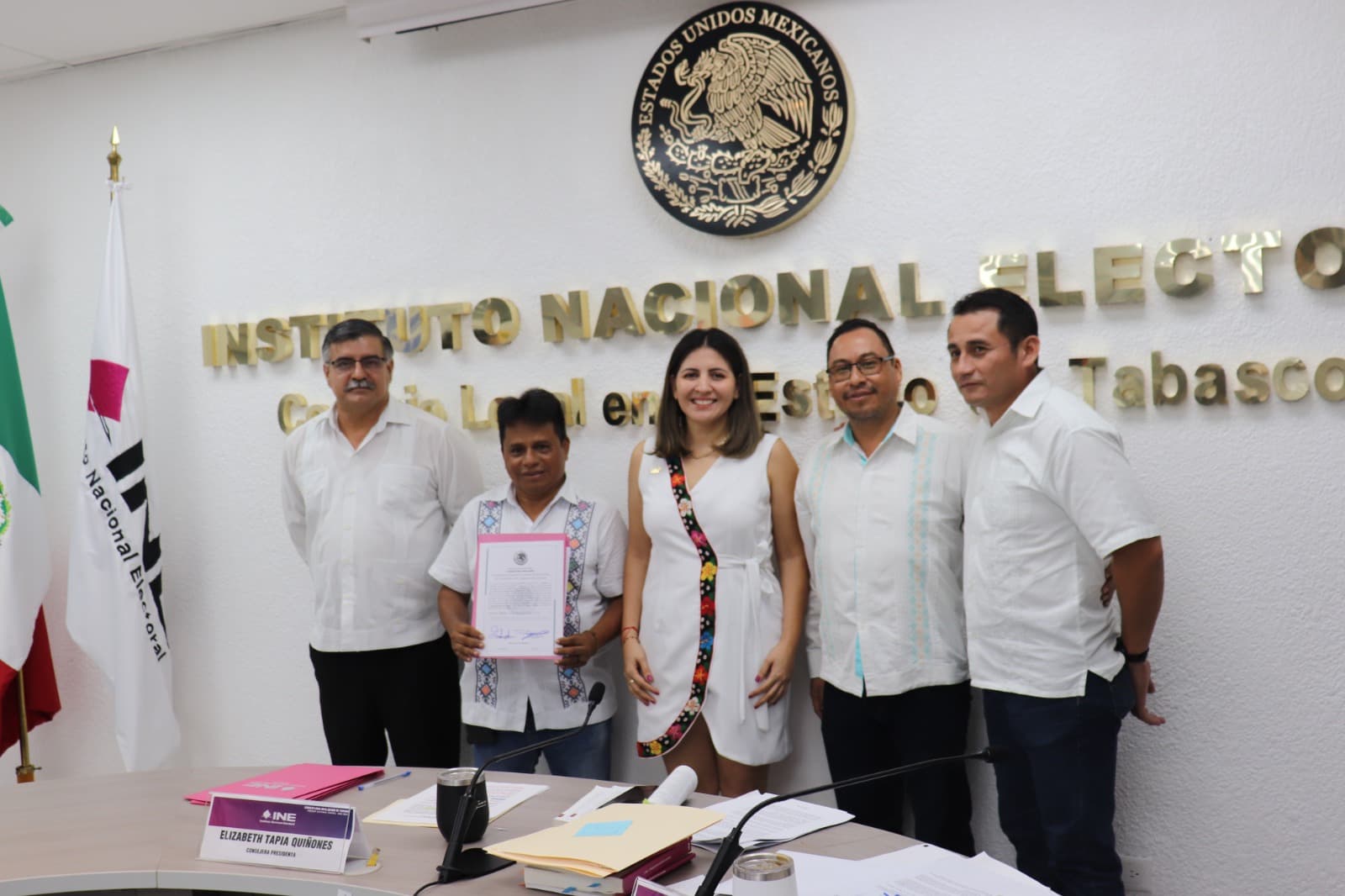 INE entrega constancias a senadores electos