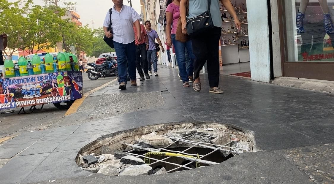 ¡Peligro con registros de CFE sin tapa!