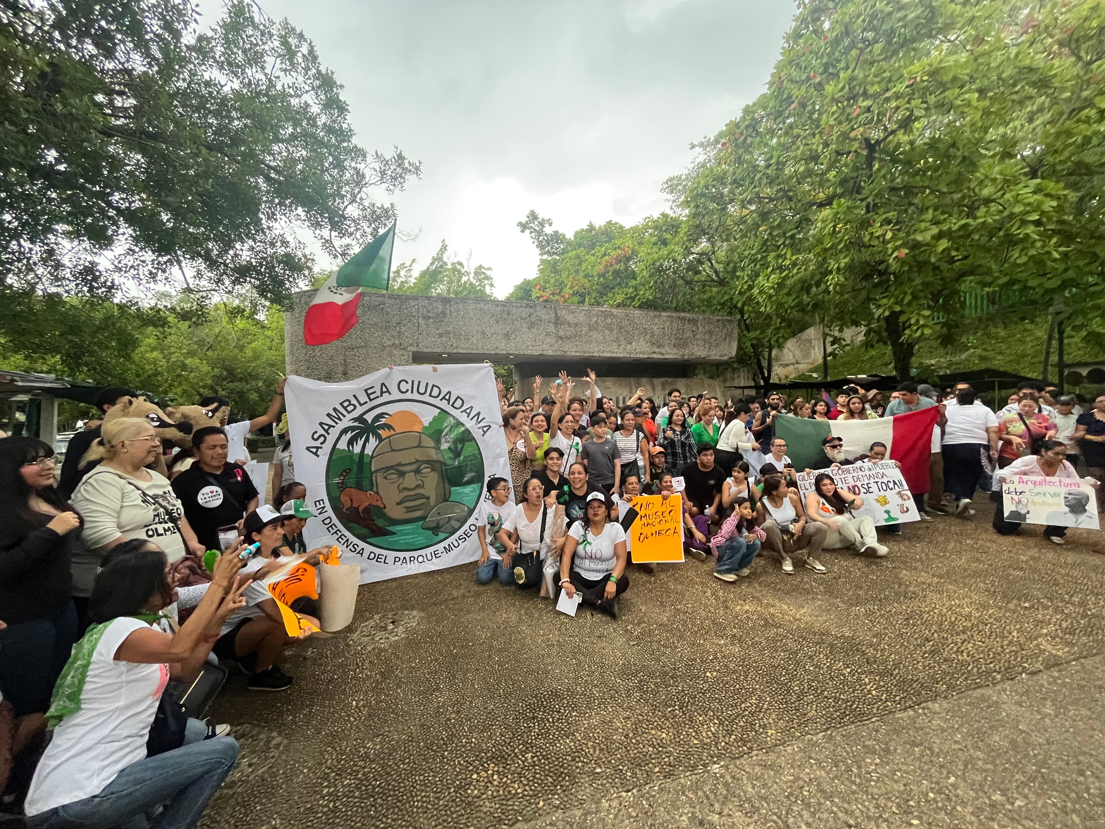 Confrontan activistas a funcionarios por futuro del Parque Museo La Venta