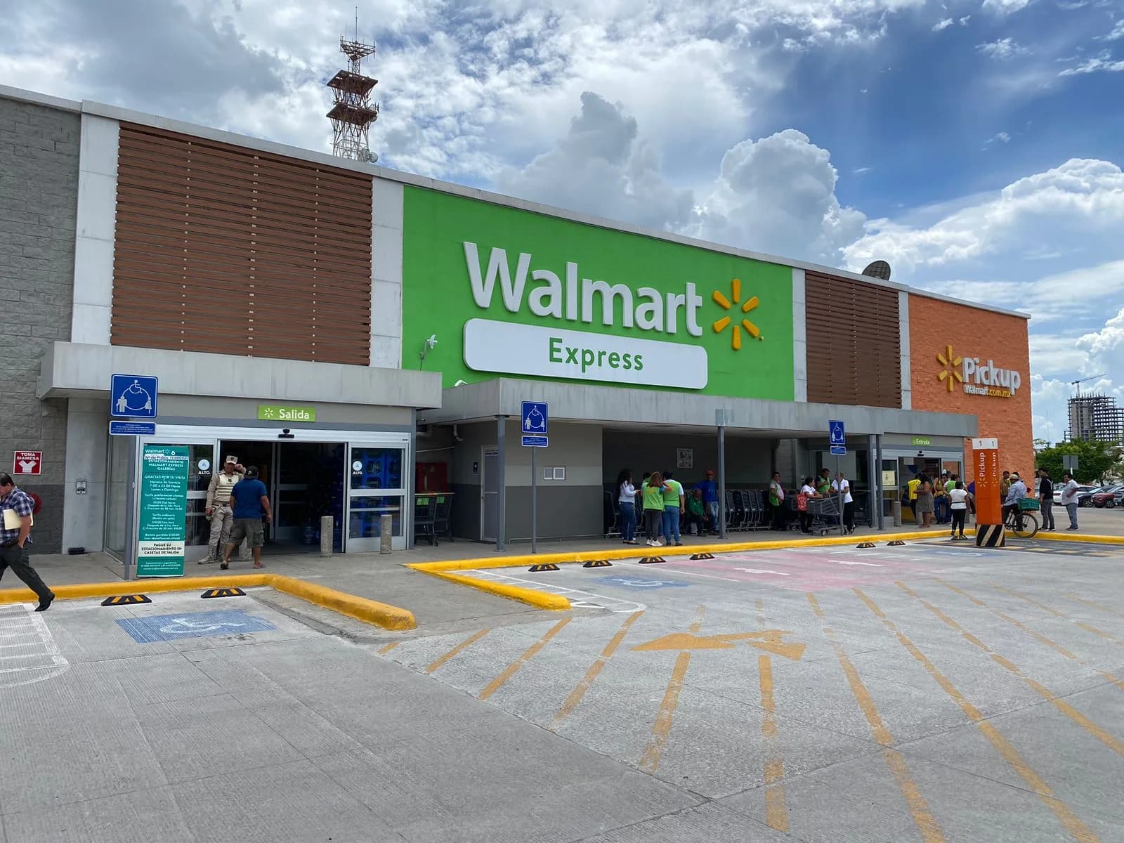 Evacuan Walmart por posible incendio