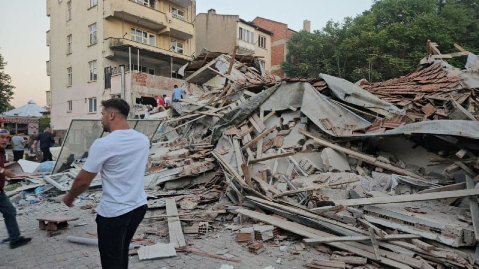 Sacude terremoto de 6.1 a Turquía; hay heridos y edificios colapsados