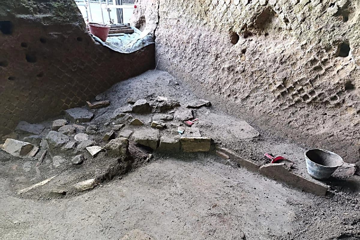 Descubren esculturas humanas de tamaño real en tumba antigua de Pompeya