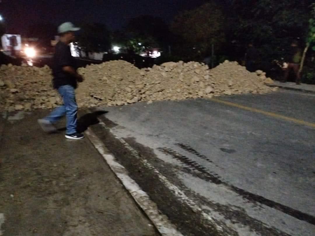 Bloquean carretera en Ocosingo con volteos y grava