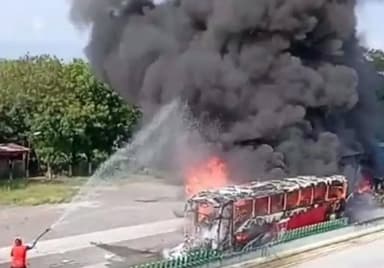 ImagenTerror en autopista Córdoba–Veracruz, se incendia autobús de pasajeros