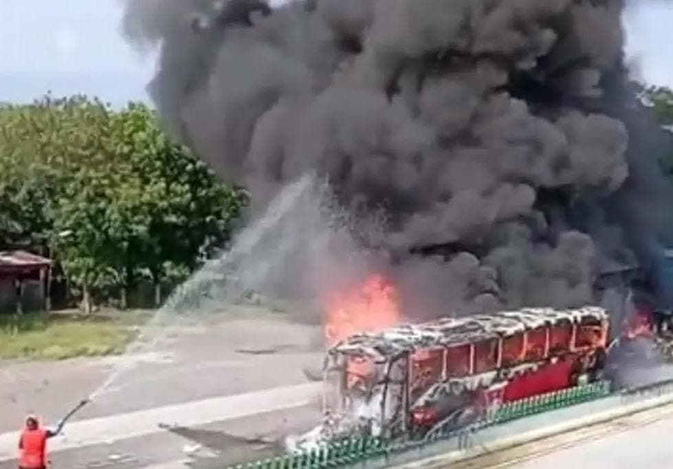 Terror en autopista Córdoba–Veracruz, se incendia autobús de pasajeros