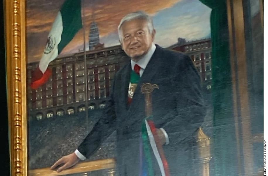 Devela AMLO retrato del 'Presidente acompañado' 