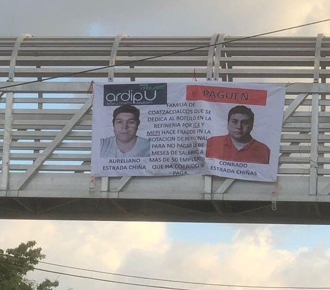 Dejan lonas colgadas con fotos de empresarios en puente de Paraíso 