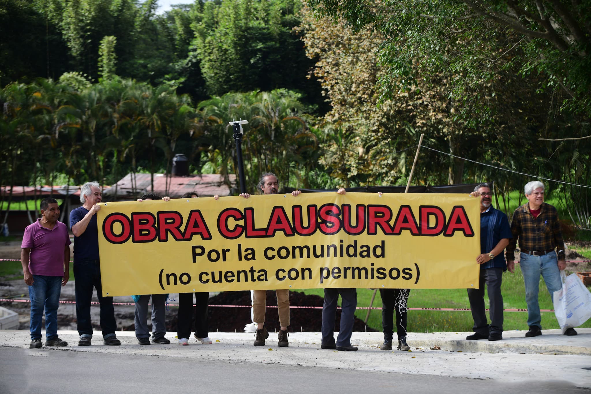 Clausuran simbólicamente obra que amenaza manantial en Coatepec