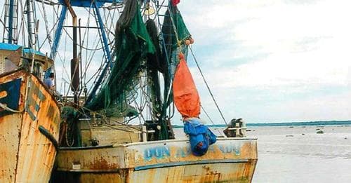 FGR asegura barco camaronero con huachicol 