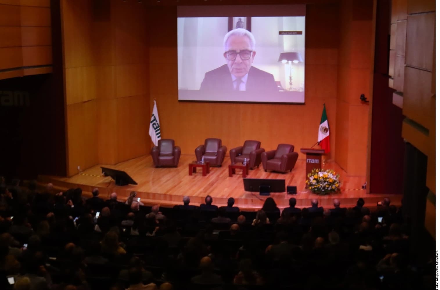 Manda un 'caudillo oculto' en Palacio, afirma Zedillo 