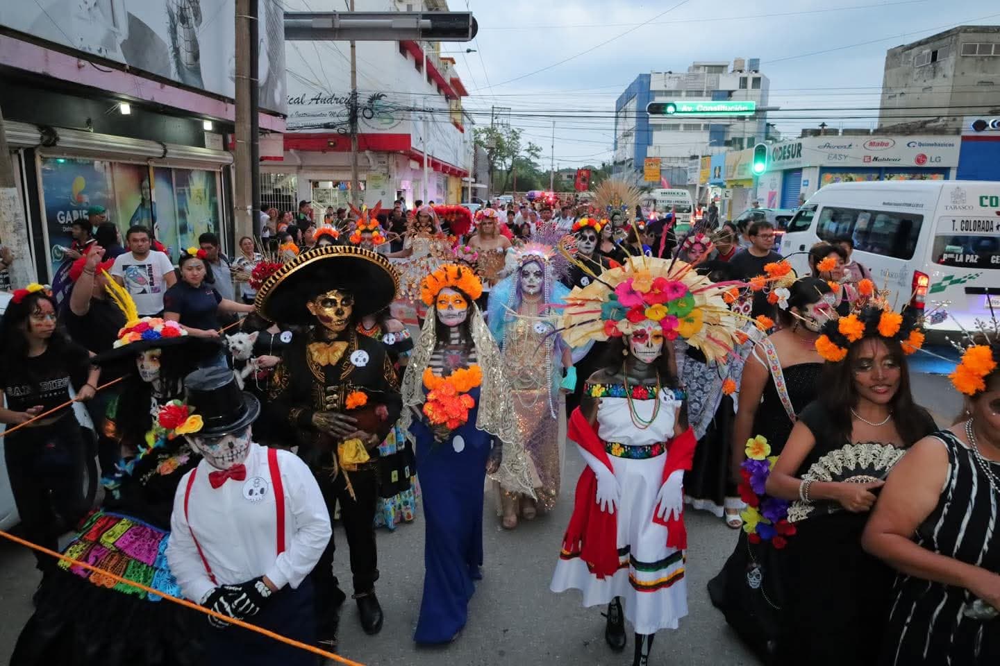 Celebran la eternidad en Villahermosa, desfilan catrines y catrinas