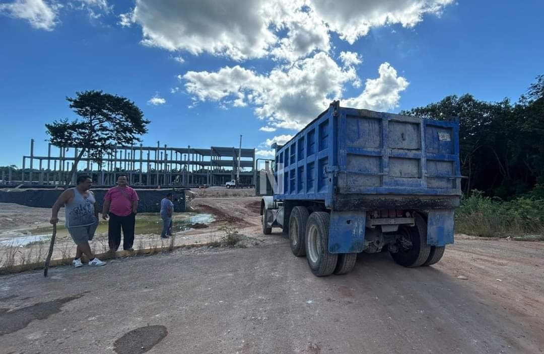 Volqueteros bloquean acceso a construcción del hospital IMSS-Bienestar