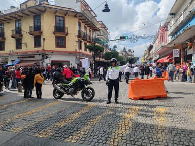 ImagenCierran vialidad en centro de Xalapa