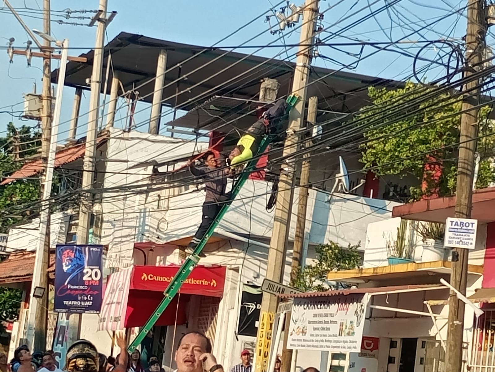 Salvan a hombre electrocutado en Tierra Colorada 