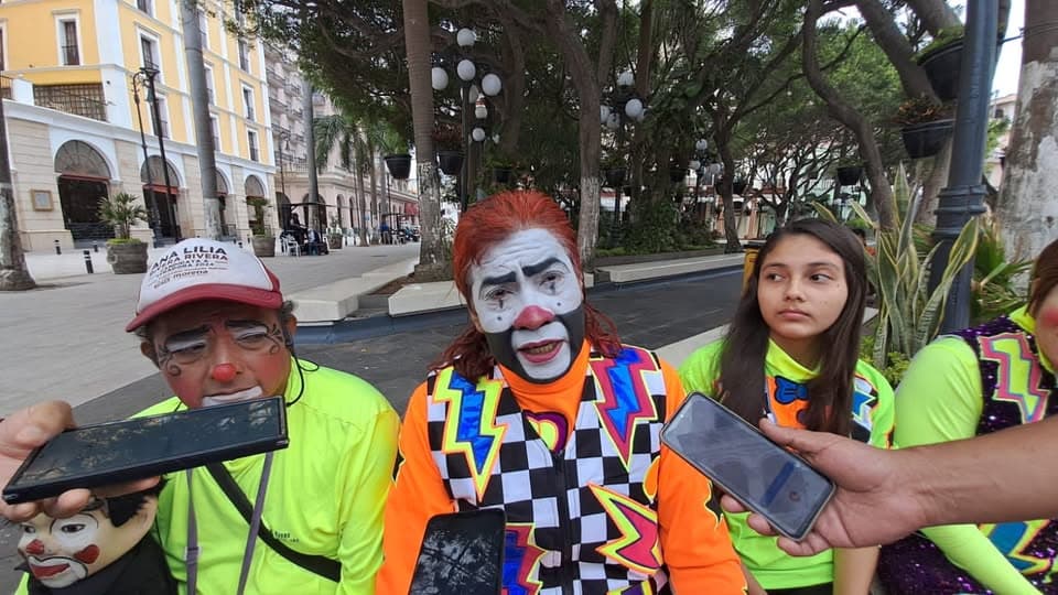 Payasos buscan espacios públicos para trabajar 