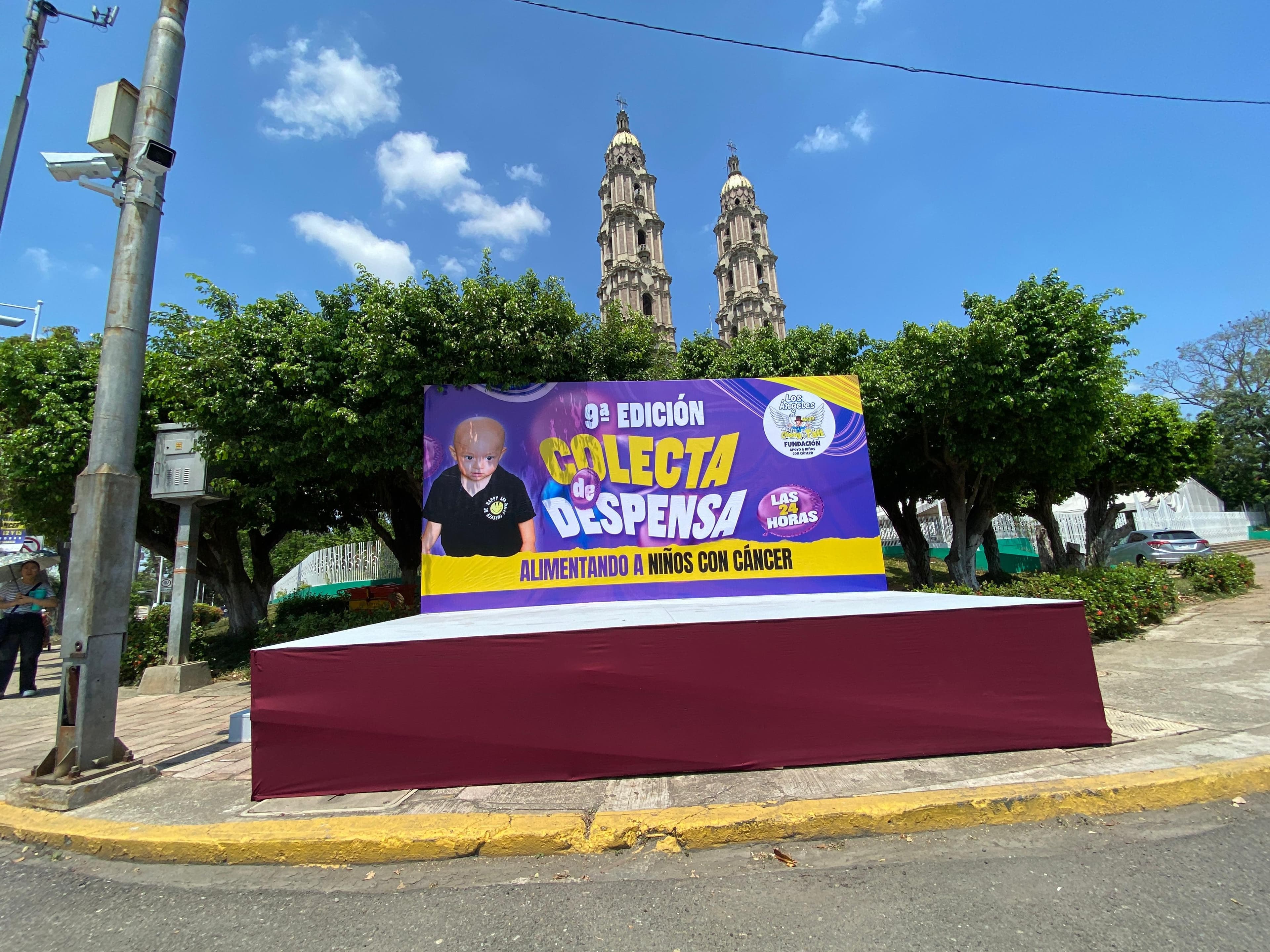 Tarimas colocadas en Paseo Tabasco ponen en riesgo a transeúntes