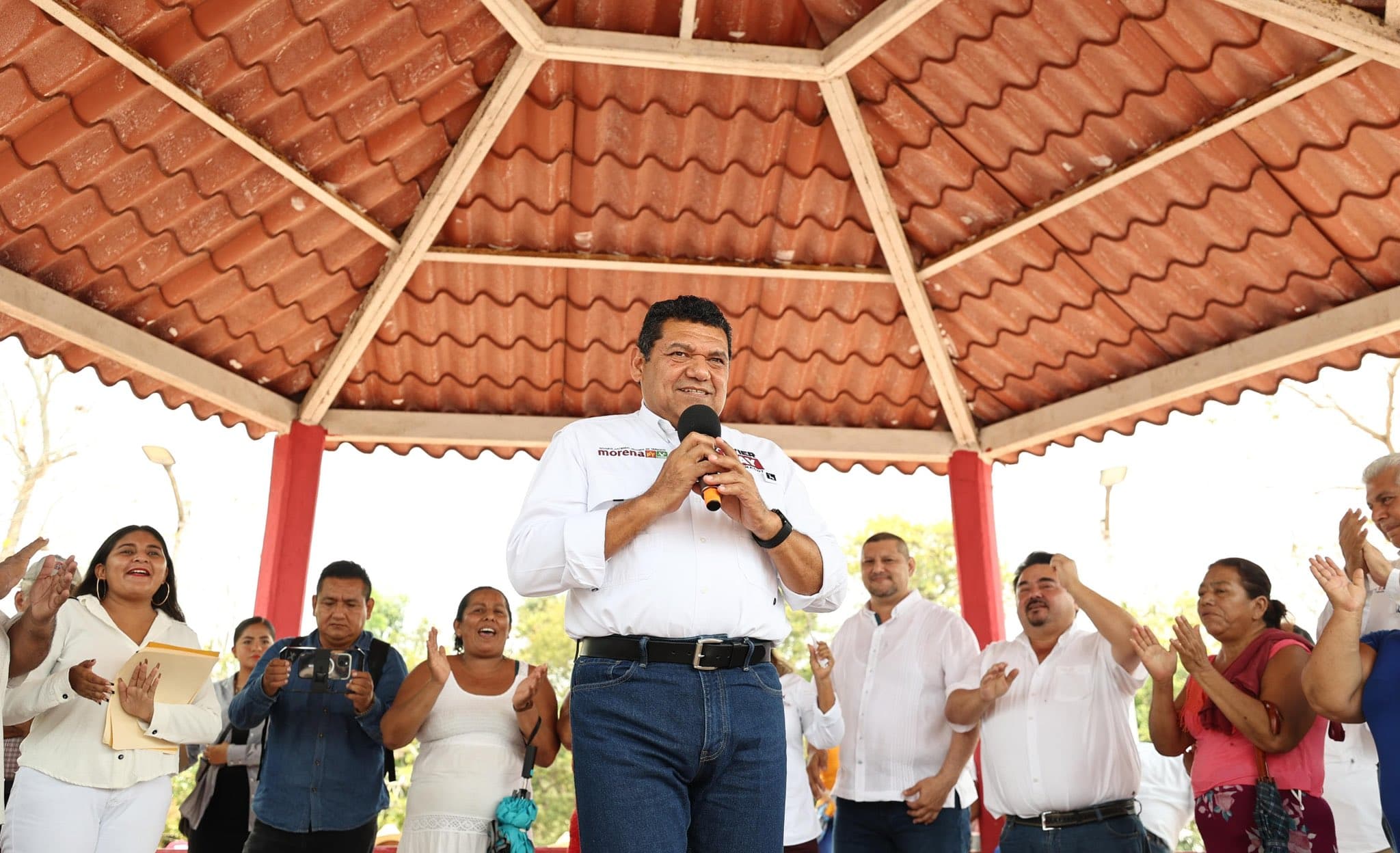 Se confía May en ganar debate 