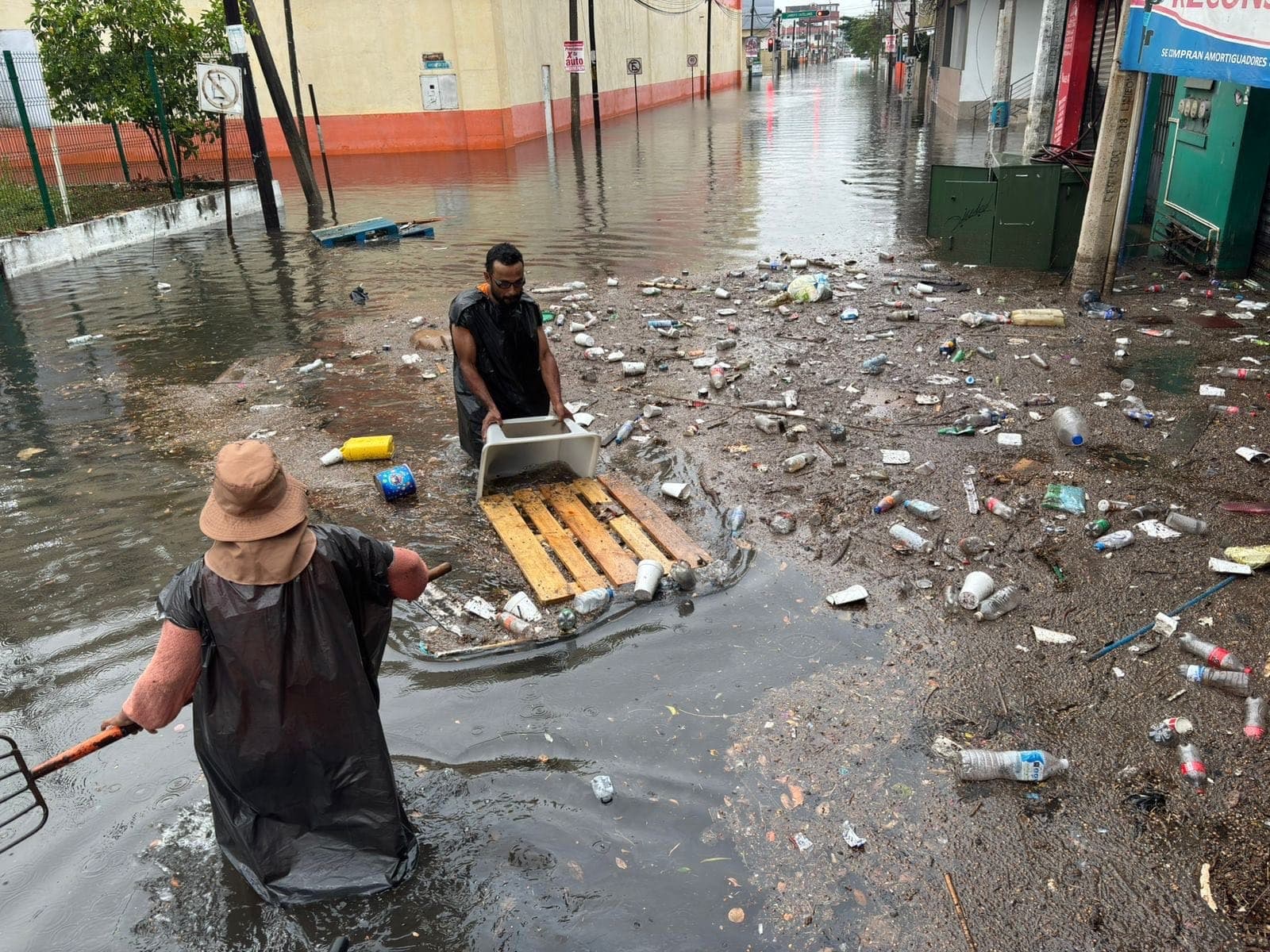 Tormenta eléctrica provocó apagones y encharcamientos en Centro 