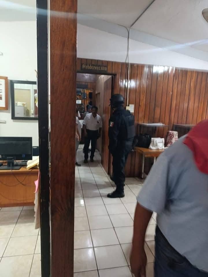 Con la fuerza pública destituyen a director de secundaria