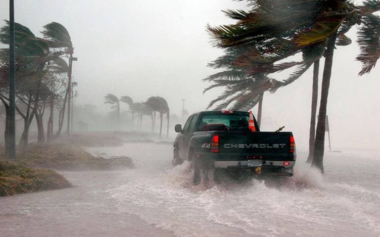 Ondas Tropicales 8 y 9 intensificarán las lluvias en México
