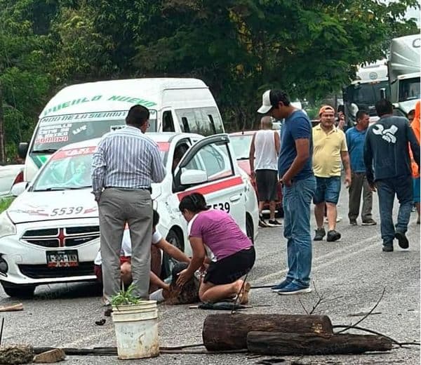 Bloquean carretera Villahermosa-Teapa y los atropellan