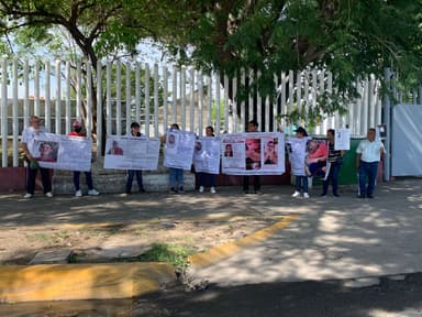 ImagenSe plantan ante FGR para exigir información sobre desaparecidos