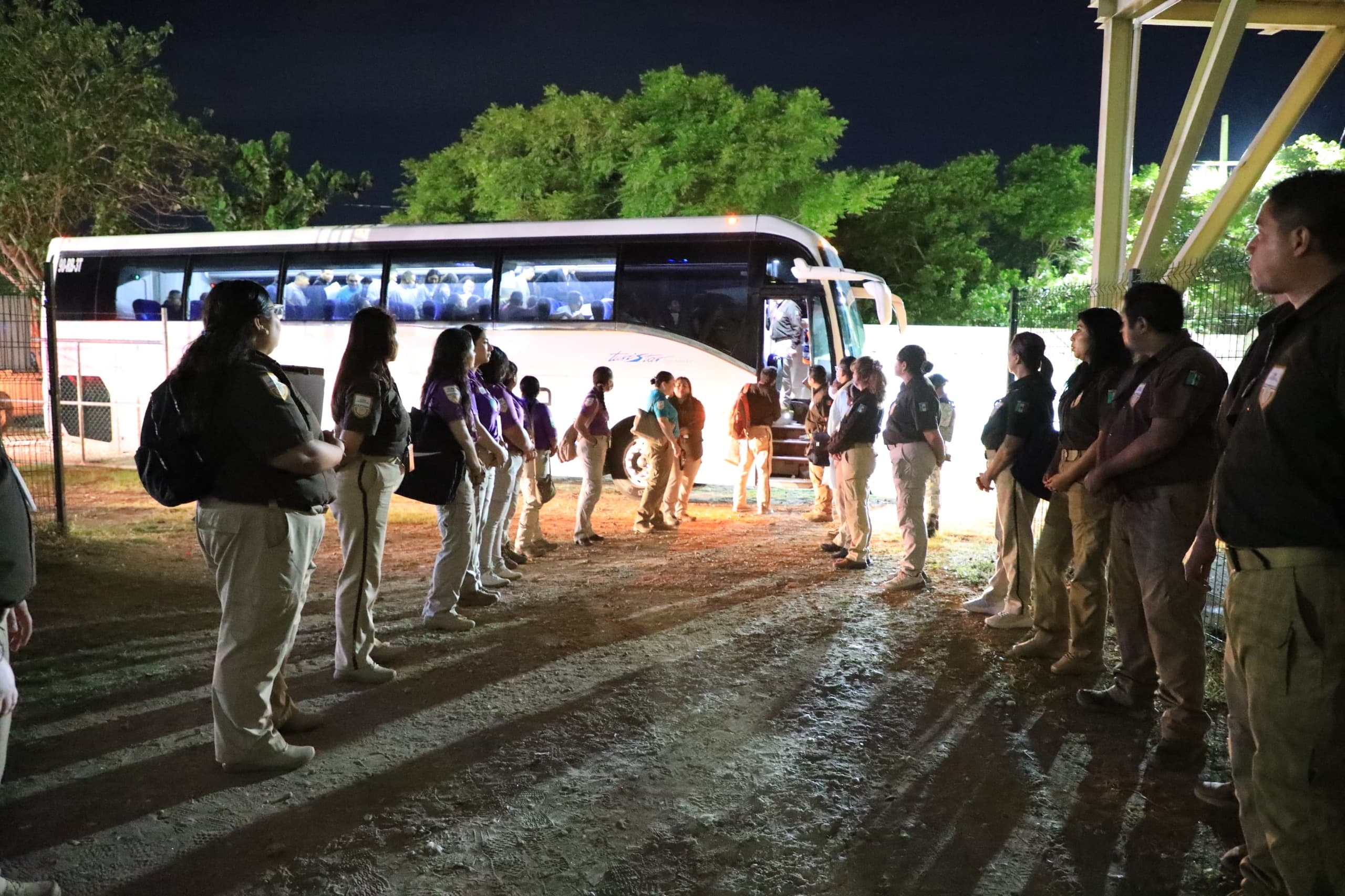 Resguardan en Nave 3 a 124 repatriados de Estados Unidos