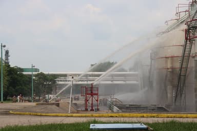 ImagenSimulan fuga e incendio en Complejo Nuevo Pemex