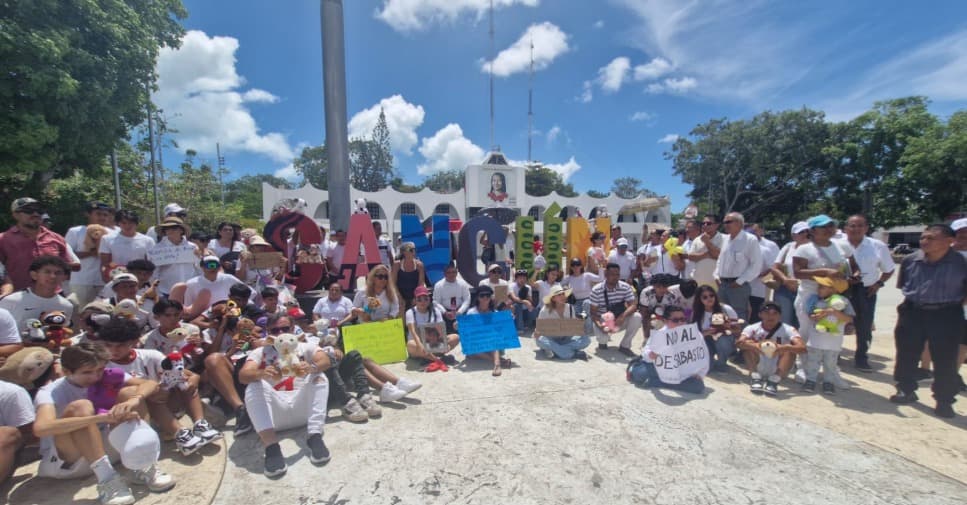 Exigen con marcha medicamentos al gobierno en Cancún