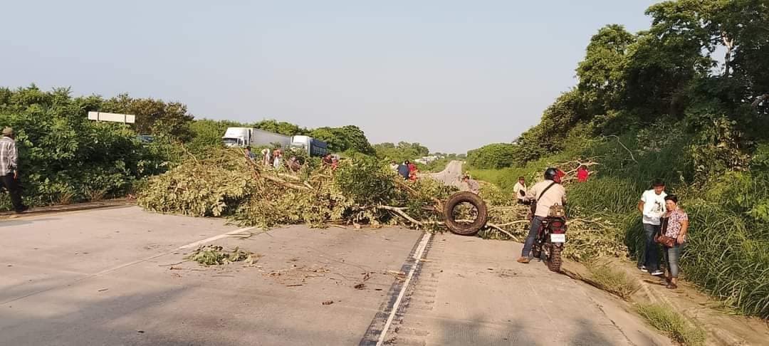 Bloqueo carretero en Texistepec