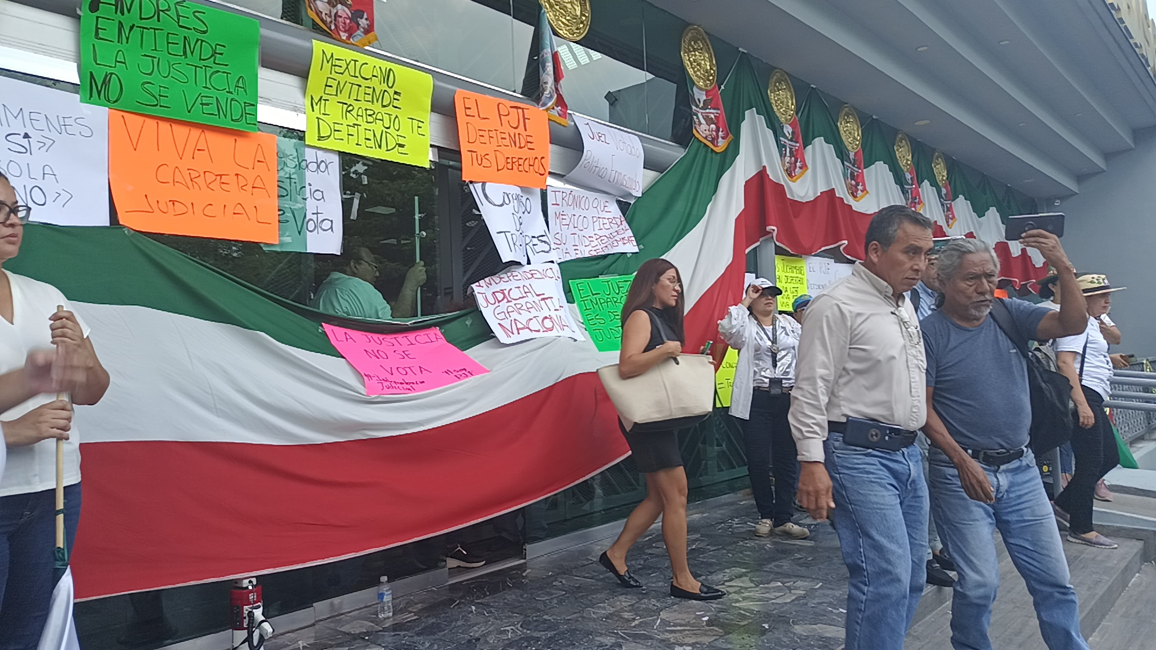 Bloquean accesos a recinto Legislativo 