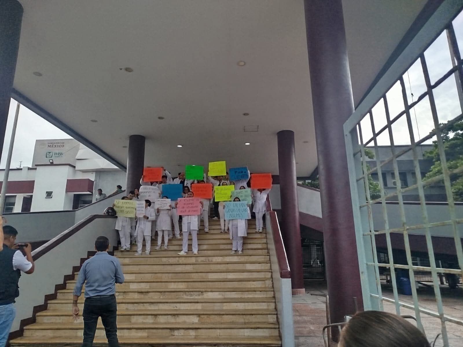 Por carencias protestan médicos de Hospital Regional de Veracruz 