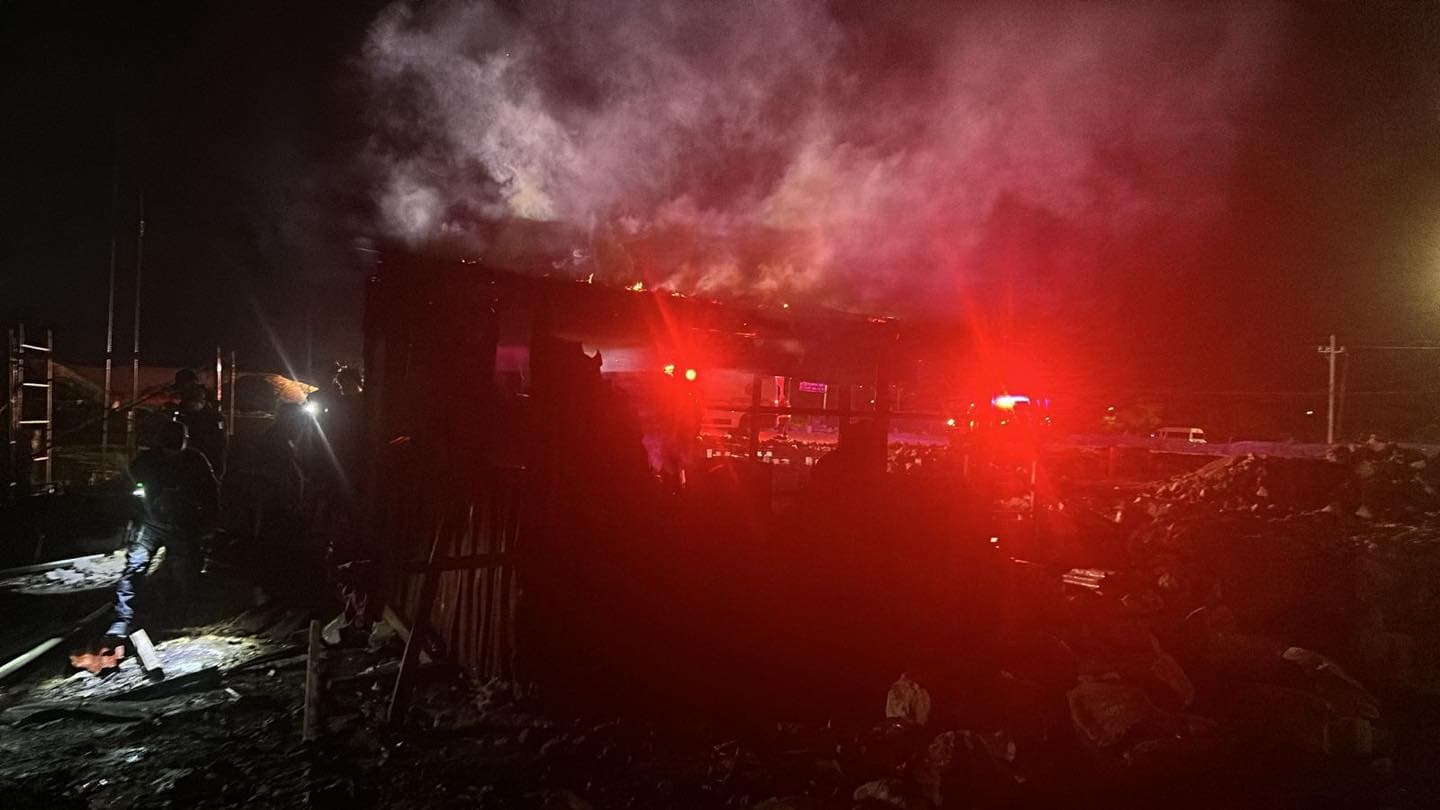 Incendia bodega en carretera federal de Puerto Aventuras