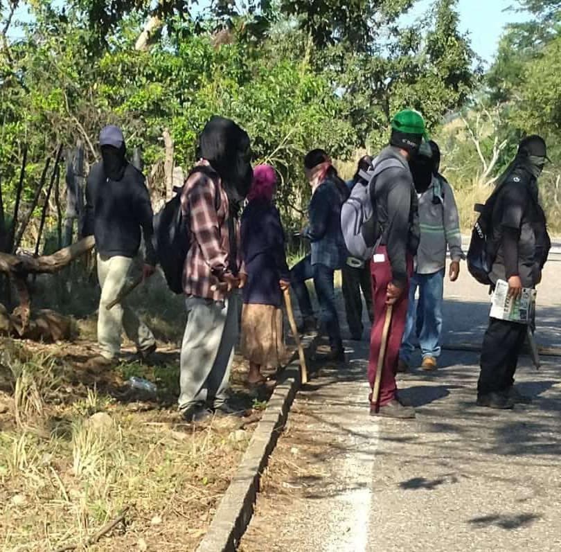 Con bloqueos carreteros exigen liberación de activista