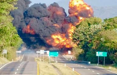 ImagenSe incendia dos pipas en la vía Tonalá-Pijijiapan 