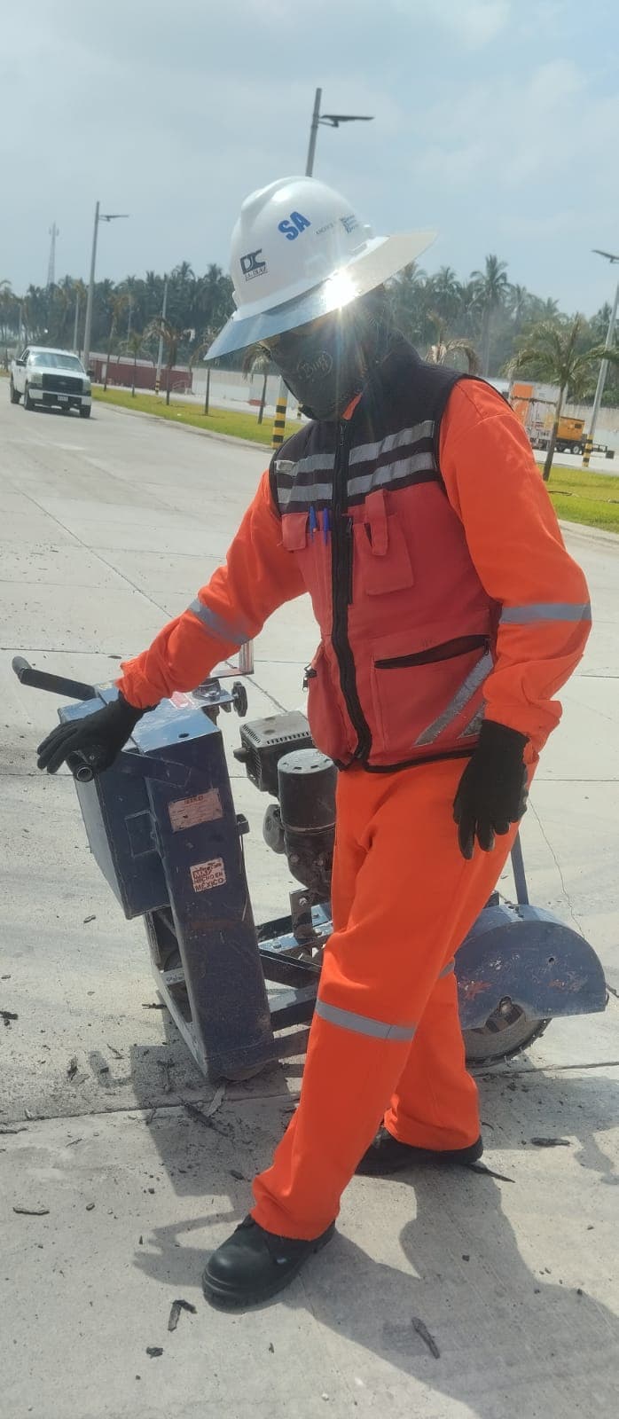 En refinería trabajan de sol a sol