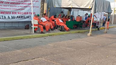 ImagenMantienen empresarios plantón en Refinería de Minatitlán por deuda de Pemex